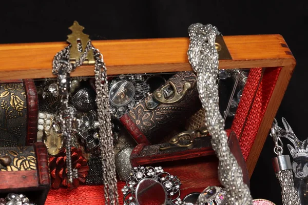Κοσμήματα Για Την Εορταστική Περίοδο Δαχτυλίδια Κολιέ Και Βραχιόλια — Φωτογραφία Αρχείου