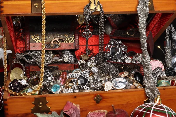Κοσμήματα Για Την Εορταστική Περίοδο Δαχτυλίδια Κολιέ Και Βραχιόλια — Φωτογραφία Αρχείου