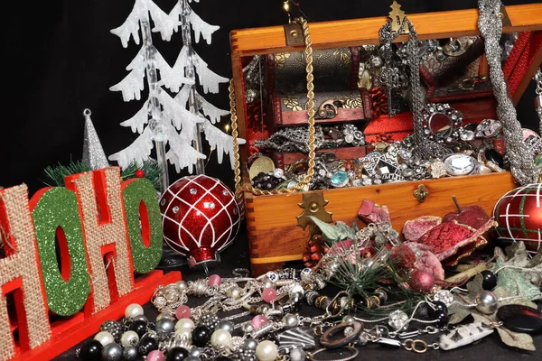 Schmuck Für Die Weihnachtszeit Ringe Halsketten Und Armbänder — Stockfoto