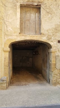 Eski bir kasabadaki taştan bir garaj.