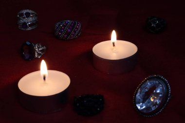 Farklı renkte, boyutta ve ortada beyaz bir mum var.