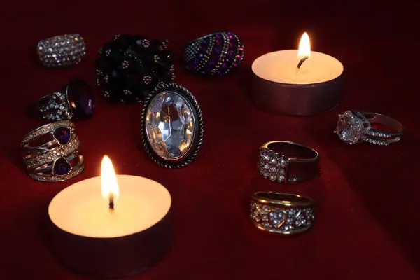 五彩缤纷的戒指 大小各异 中间有一根白色的蜡烛 — 图库照片