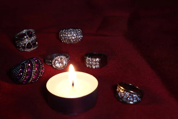 Ringe Verschiedenen Farben Größen Und Der Mitte Eine Weiße Kerze — Stockfoto