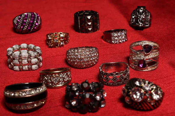 Több Különböző Méretű Női Gyűrű Piros Alapon — Stock Fotó