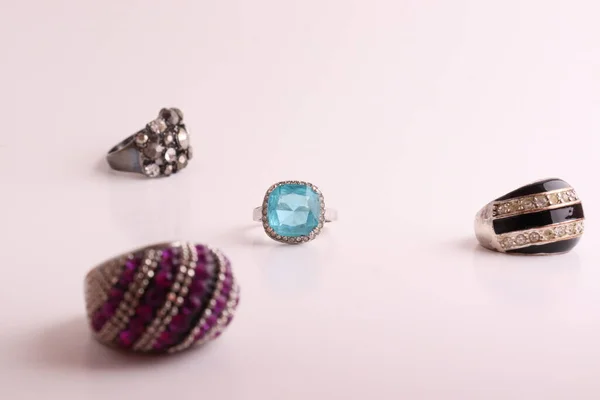Diverse Ringen Voor Vrouwen Van Verschillende Kleuren Een Witte Achtergrond — Stockfoto