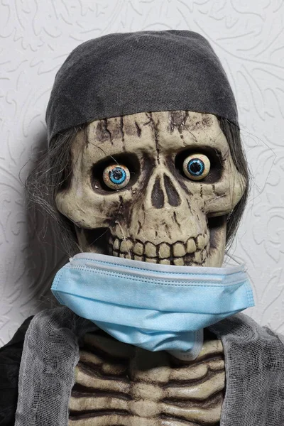 Esqueleto Plástico Com Uma Máscara Bacteriana Azul — Fotografia de Stock