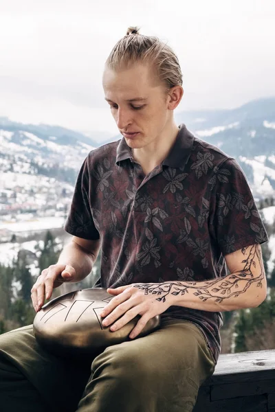 Pemuda Progresif Dengan Tato Henna Tangannya Bermain Drum Menggantung Dengan — Stok Foto