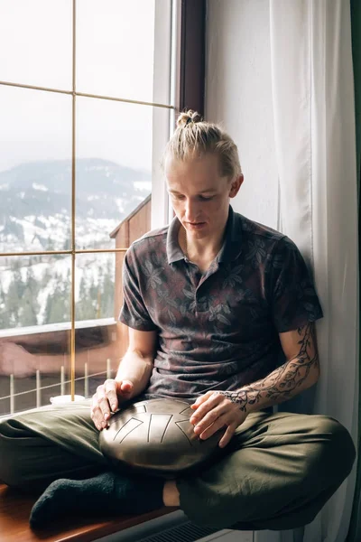 Pemuda Progresif Dengan Tato Henna Tangannya Bermain Drum Menggantung Dengan — Stok Foto