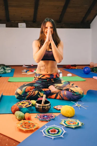Joyeux Souriant Professeur Yoga Caucasien Avec Tatouage Henné Sur Côté — Photo