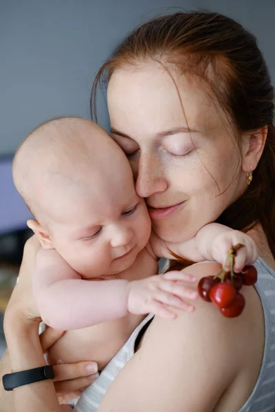 Zärtlichkeit Und Liebe Neugeborenes Baby Mit Mutter Erkundet Die Welt — Stockfoto