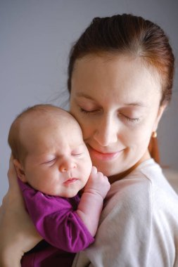 Bebek yüz ve öpücük anne dokunmak. Sevgi ve pozitif duygular çok mutlu bir aile