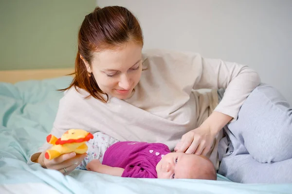 Neugeborenes Spielt Mit Mutter Auf Dem Bett Zärtlichkeit Und Liebesgefühle — Stockfoto