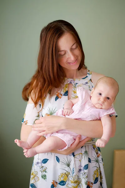 Hübsche Junge Frau Umarmt Neugeborenes Baby — Stockfoto