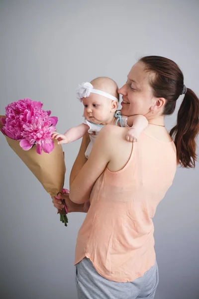 아빠는 신생아와 어머니에 Ping 꽃다발을 — 스톡 사진
