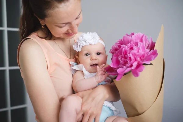 Glückliche Junge Mutter Umarmt Ihr Neugeborenes Kind Und Hilft Die — Stockfoto