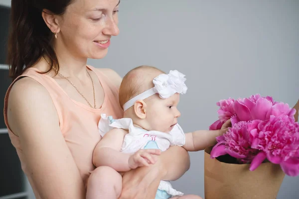 Porträt Einer Glücklichen Jungen Mutter Mit Blumenstrauß Die Ihr Neugeborenes — Stockfoto