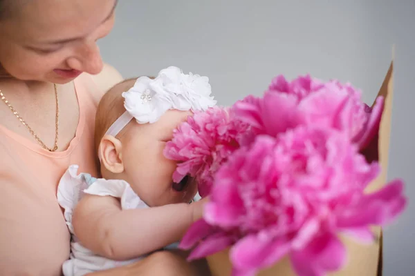 Mutter Und Ihr Baby Riechender Blumenstrauß — Stockfoto