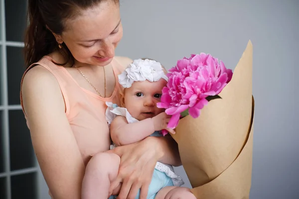 Glückliche Junge Mutter Umarmt Ihr Neugeborenes Kind Und Hilft Die — Stockfoto