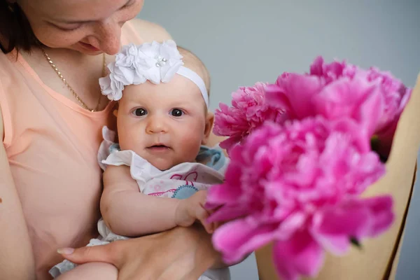 Glückliche Junge Mutter Umarmt Ihr Neugeborenes Kind Und Hilft Die — Stockfoto