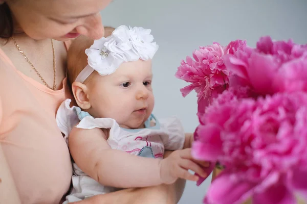 Happy Young Mother Hugging Her Newborn Child Help Explore World — Stock Photo, Image