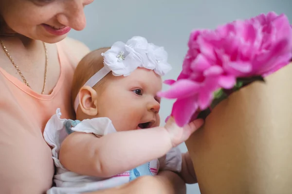 Mutter Und Ihr Baby Riechender Blumenstrauß — Stockfoto