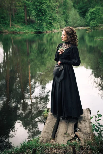 Mujer Vestido Negro Cerca Del Lago Del Bosque Sentir Armonía —  Fotos de Stock