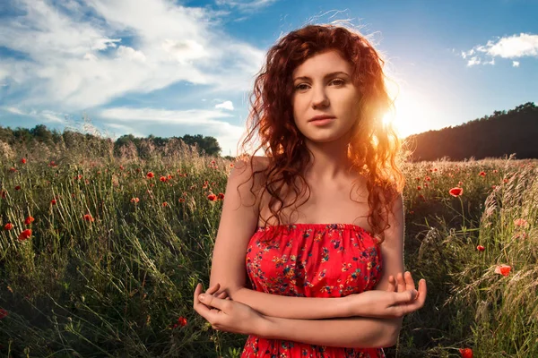 美丽的红色头发卷曲的妇女在日落的画像 感觉自由概念 — 图库照片