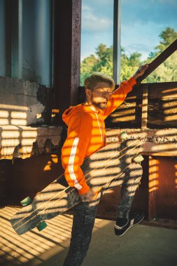 Pencereden çalıştırmak olacak bina longboard içinde hipster adamla terk