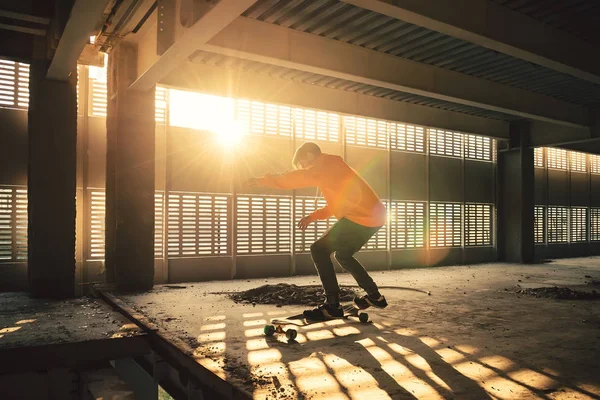 Extreme Straat Sport Hipster Man Springen Paardrijden Lange Bord Een — Stockfoto