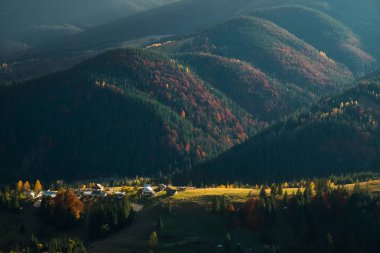 Gölgeler ve gün batımı ışınları ile ışık vadi dağ tepelerinin güzel manzara