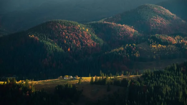 Dağ Tepeleri Koyu Gölge Işık Vadisi Günbatımı Işınları Ile Güzel — Stok fotoğraf