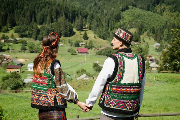 Молода Пара Етнічних Традиційного Українського Одягу Карпатах — стокове фото