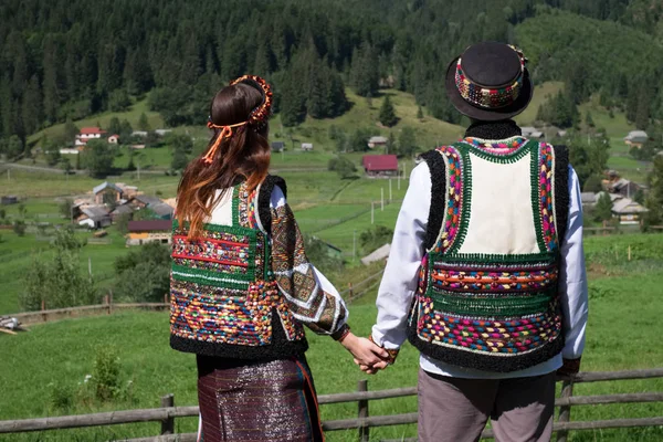 Пара Носіння Етнічних Традиційний Одяг Українських Карпат Гірського Села Фону — стокове фото