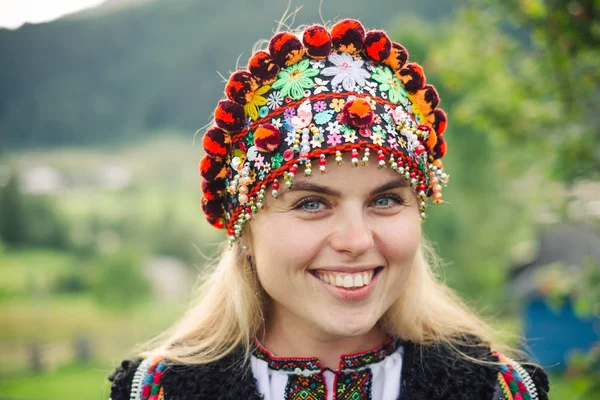 Красива Жінка Кавказька Носіння Етнічних Традиційного Українського Одягу Карпатські Гори — стокове фото