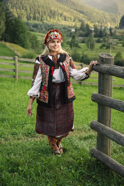 Красива Жінка Кавказька Носіння Етнічних Традиційного Українського Одягу Карпатські Гори — стокове фото