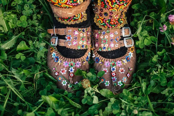 Hermosa Mujer Caucásica Vistiendo Ropa Étnica Tradicional Los Cárpatos Montaña —  Fotos de Stock