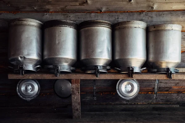 Dağ köyü peynir çiftlik Ukrayna iç. Süt için büyük olabilir