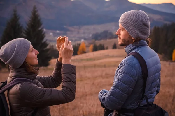 Casal Feliz Sentir Liberdade Desfrutar Bela Floresta Outono Nas Montanhas — Fotografia de Stock