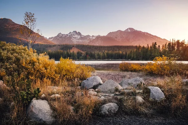 Lago Montanha Strbske Tirar Fôlego Com Suas Reflexões Sobre Nascer — Fotografia de Stock