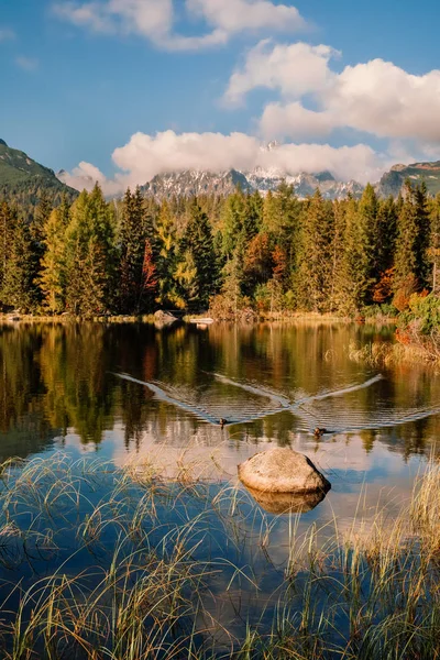 Impresionante Lago Strbske Montaña Con Sus Reflejos Puesta Del Sol — Foto de Stock
