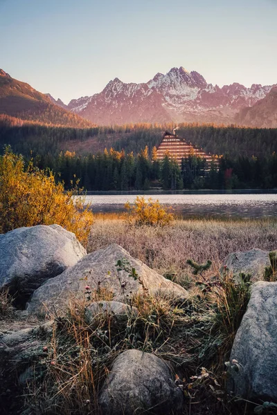 その秋 バック グラウンドでハイ タトラに日の出の光が反射して息をのむ Strbske 山の湖 — ストック写真