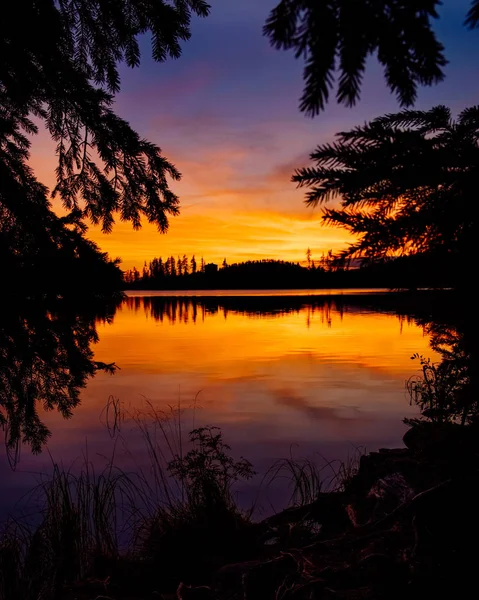 Impresionante Puesta Sol Oro Lago Montaña Strbske Con Sus Reflejos —  Fotos de Stock