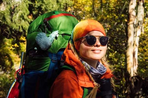 Retrato Joven Excursionista Colorido Paisaje Forestal Fantástico Otoño Oro — Foto de Stock