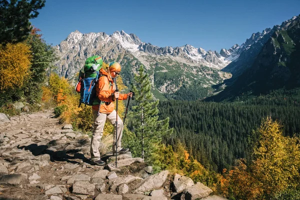 年轻的登山者在五颜六色的梦幻般的山景观在黄金秋季附近 Rysy 峰在高塔特拉山 — 图库照片