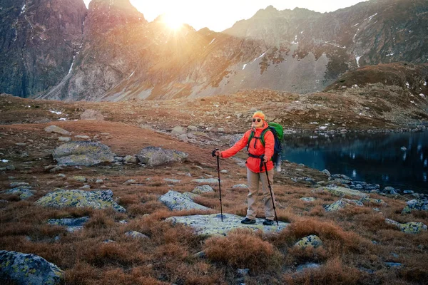 Jeune Randonneur Dans Paysage Montagne Fantastique Coloré Coucher Soleil Doré — Photo