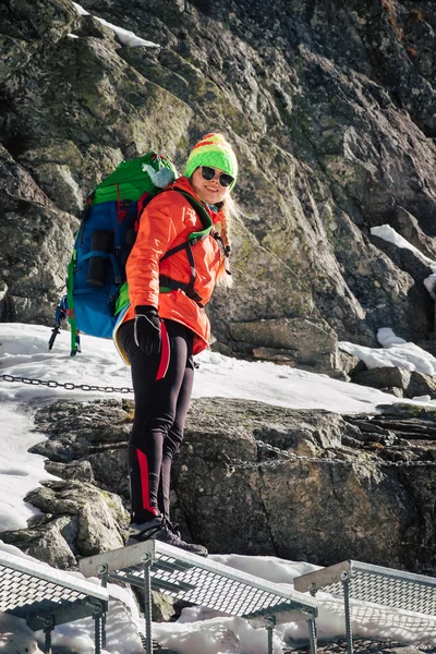 Vrouwelijke Wandelaar Klimmen Ladder Naar Bergtop Winter Rysy Slowakije — Stockfoto