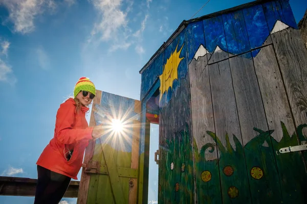 Жінка Мандрівного Щасливі Ландшафту Біля Неповторними Гірськими Висоті Туалет Подорожі — стокове фото