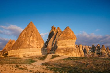 Renkli gül Vadisi Dağ Cappadocia peyzaj gün batımı, Red canyon Göreme Köyü, Türkiye'de mavi gökyüzü ile