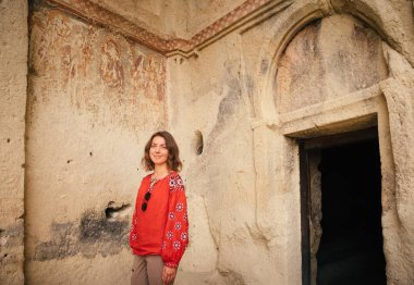 Kapadokya'da yürüyen turist kadın ve eski kilise kalıntıları keşfetmek. Türkiye'de seyahat