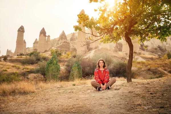 Piękna Kobieta Korzystających Niesamowite Widok Chodzenie Cappadocia Krajobraz Miłości Dolina — Zdjęcie stockowe